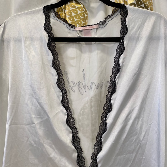 Victoria’s Secret Rare Bombshell White Satin Robe - Picture 2 of 8